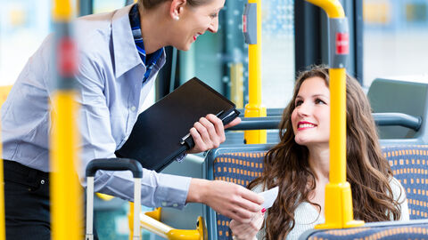 Frau im Bus bei Kontrolle Landesticket