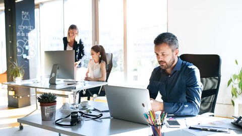 Drei Geschäftsleute arbeiten zusammen im Büro Drei Geschäftsleute arbeiten zusammen im Büro