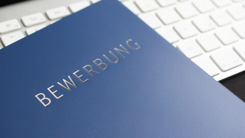 Bewerbungsmappe auf Tastatur
