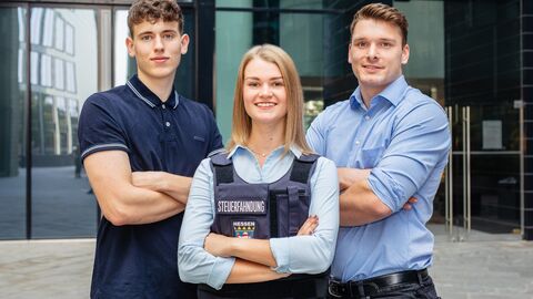 Drei junge Menschen schauen in die Kamera Drei junge Menschen schauen in die Kamera