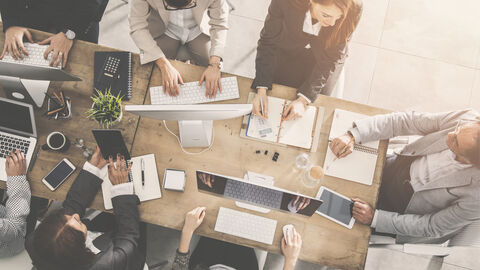 Gruppe junger Menschen im Büro