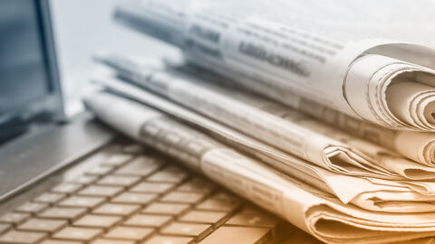 Print Medien auf der Tastatur eines Notebooks