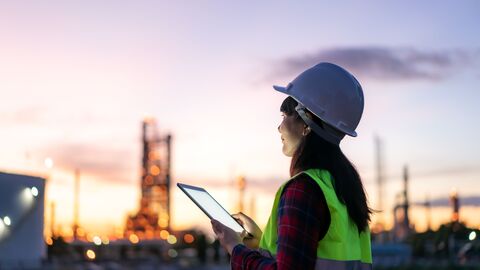 Ingenieurin kontrolliert Daten Ingenieurin kontrolliert Daten