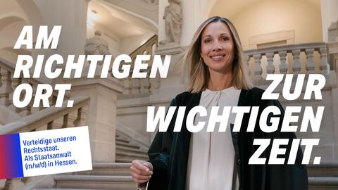 Verteidige unseren Rechtsstaat. Bewirb dich für einen Job in der Justiz. Motiv Staatsanwalt: Eine Frau in einer Robe steht auf einer Treppe in einem Gerichtsgebäude. Der Text auf dem Bild lautet: "AM RICHTIGEN ORT. ZUR WICHTIGEN ZEIT." und "Verteidige unseren Rechtsstaat. Als Staatsanwalt (m/w/d) in Hessen."