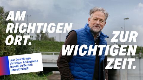 Lass dein Können einfließen und bewirb dich für einen Job als Ingenieur. Motiv Ingenieur im Bereich Umwelttechnik: Ein älterer Mann mit grauen Haaren steht vor einer Brücke und einem Fluss. Der Text auf dem Bild lautet: "AM RICHTIGEN ORT. ZUR WICHTIGEN ZEIT." und "Lass dein Können einfließen. Als Ingenieur (m/w/d) im Bereich Umwelttechnik."